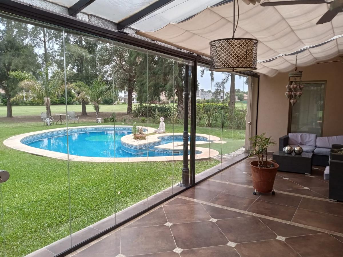 Área de piscina moderna com grandes janelas e pérgola externa — projeto SAINT THOMAS COUNTRY CLUB, por CERRAMIENTOS PANORAMICOS, em Canning